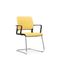 NOWY STYL - XILIUM Krzesło Konferencyjne FRAME CHAIR CF UPH BLACK | na płozie | Oparcie - Tapicerowane Krzesło prezentowane z podłokietnikami z elementami plastikowymi w kolorze czarnym na chromowanej płozie.